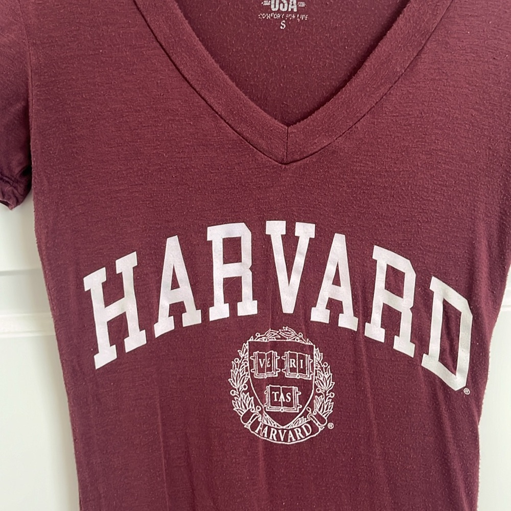 Harvard University V neck t shirt size S